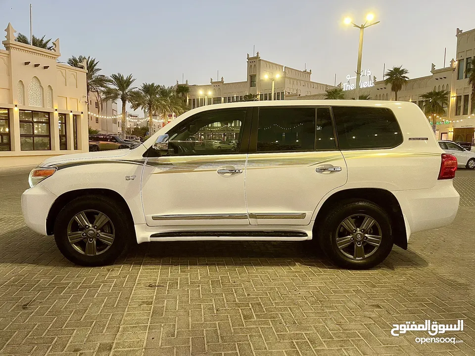 تويوتا لاند كروزر ابيض ثلجي  VXR 2014 5.7 للبيع