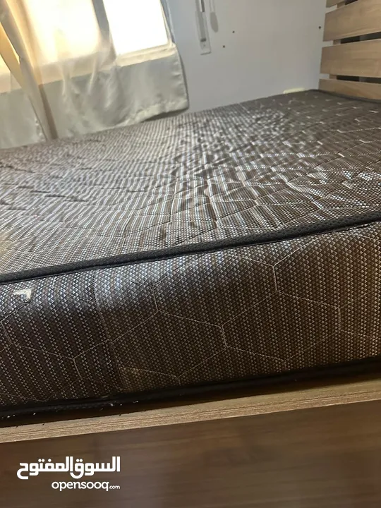 فرشه سرير  مزدوج للبيع  استعمال نادر