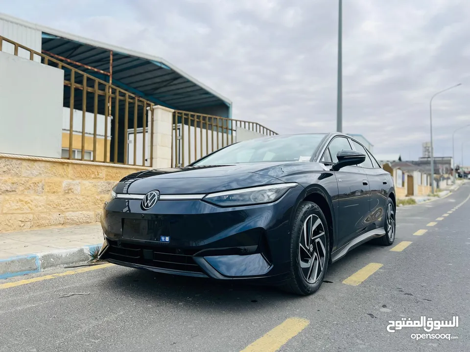 عرض حصري و مغري على اخر سيارتين  Volksvagen id7 2023 pro zero