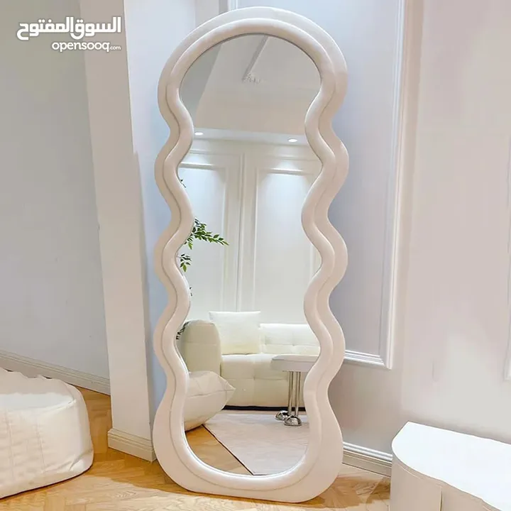 خلي كل نظرة بالمرآة لحظة جمال مرايا ستاند بإطار مخملي فاخر لمسة فخامة تضيفينها لأناقتك اليوم