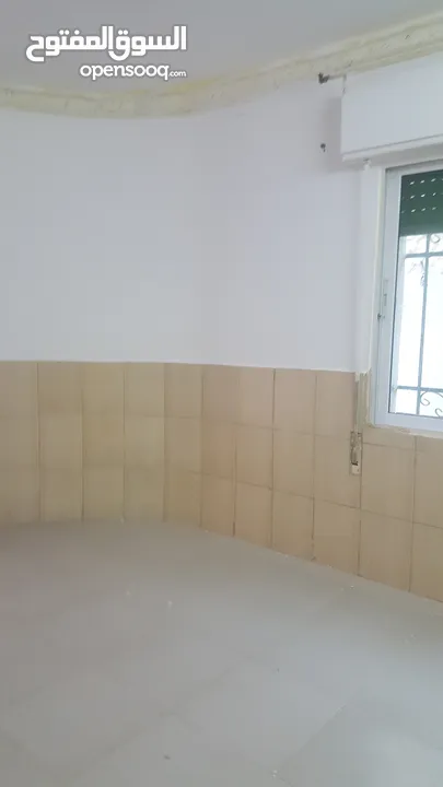 شقه استثماريه مميزه للبيع من المالك مباشرة طابق ارضي منخفض على مستوى الشارع،مدخل جانبي