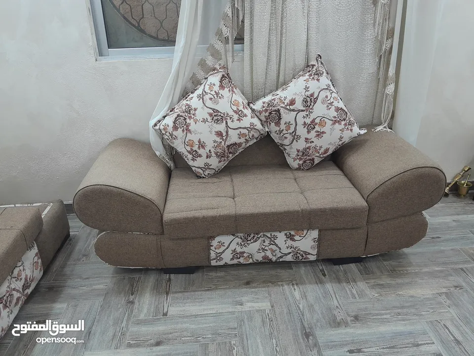 مقاعد جلوس مكونه من 5 مقاعد