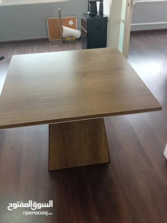 طاولات مكتبيه و قاعة إجتماعات