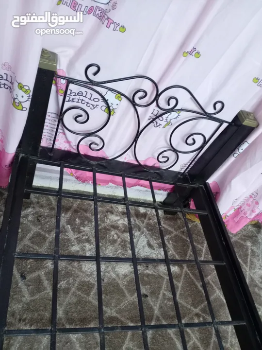 غرفة نوم شبابية عبارة عن خزانة لاتيه وتخت حديد ثقيل عدد 2
