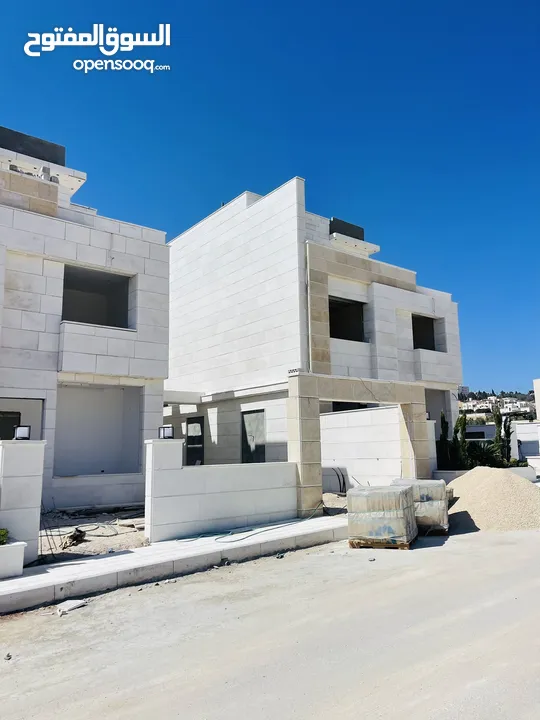فلل فخمة للبيع الراهبات خلف محطة المناصير مقابل مطعم الطياره مساحة 400 متر طابقين الروف جديد مع مطبخ