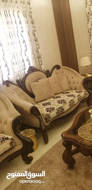 طقم كنب خشب زان للبيع مع البرادي بحاله الجديد