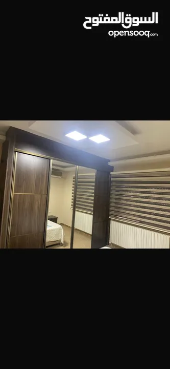 غرفة نوم مع خزانة حائط