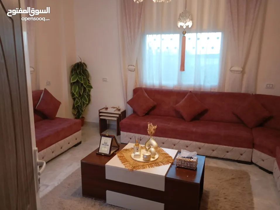 مجلس تفصيل 14 مقعد خشب سويد بحال الوكاله مستخدم فتره بسيطه مع كامل ملحقاته من طاولات وبرادي مع بفه