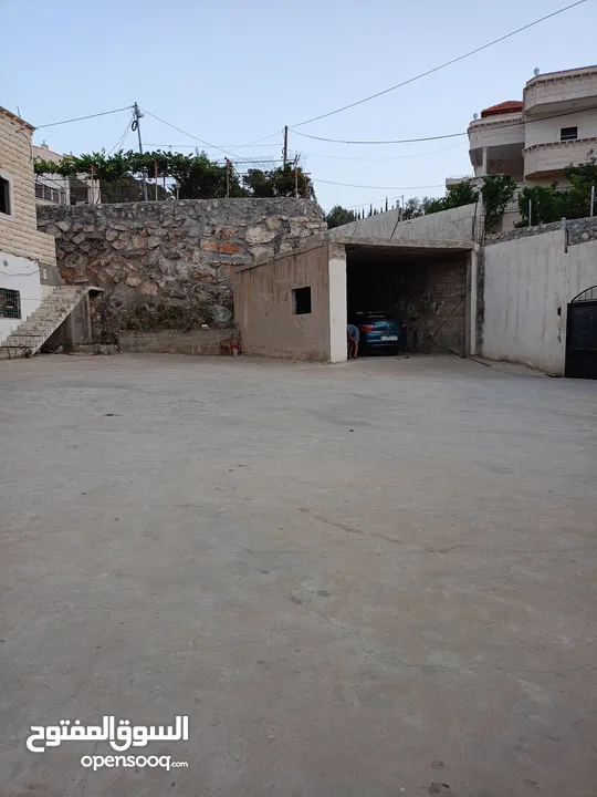 بيت للبيع طابقين في بيت اولا    يوجد بئر ماء  مخزن  مكتب خارجي معزول عن البيت  حمام خارجي  ثلاجه .غس