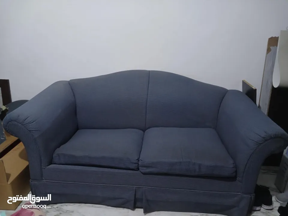 طقم كنب أزرق اللون بحالة الممتازة، سبع مقاعد           .................. ....... .. .