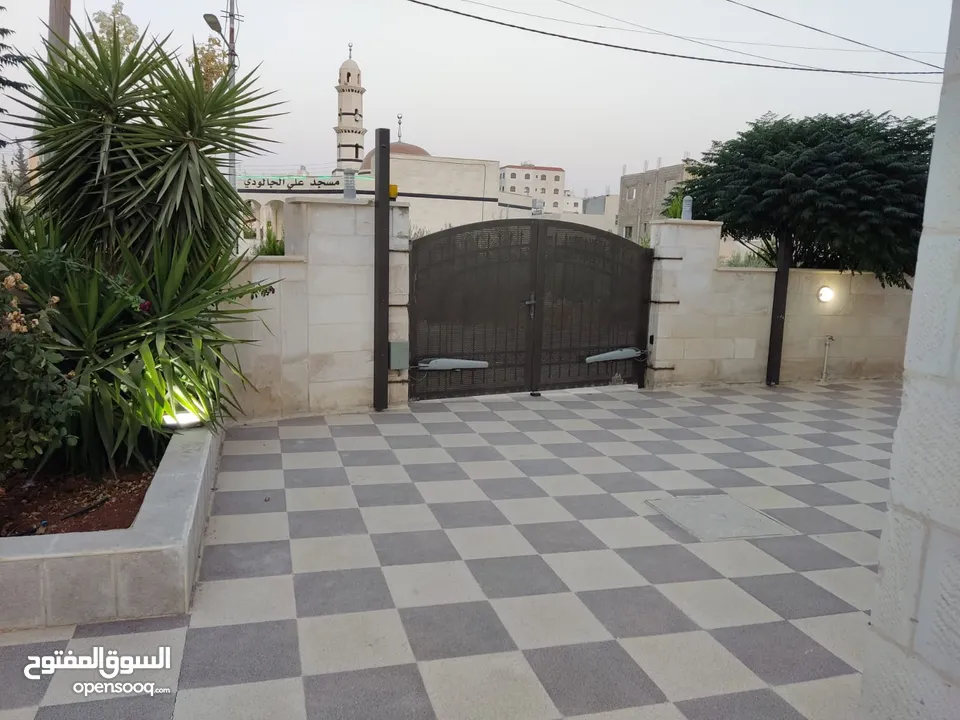 منزل مستقل ومطل للبيع واجهات حجر ومنطقة هادئة جداً وقريب من جميع الخدمات