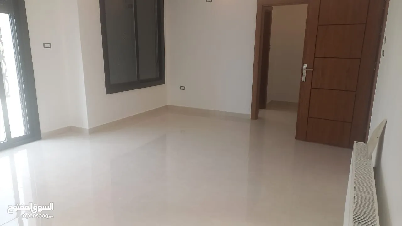 شقه فارغة للإيجار لم تسكن في منطقة الحمر 220 متر