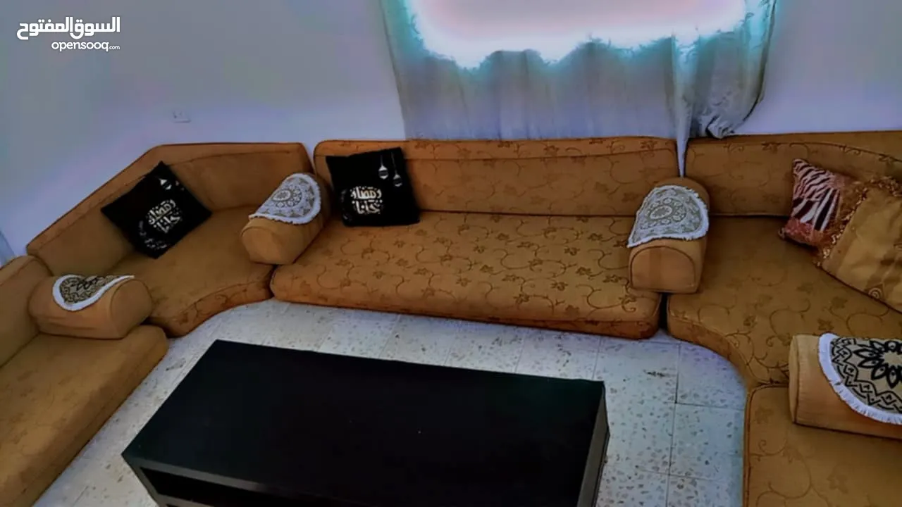 جلسه ارضيه تتكون من ثلاث فرشات زاويتين مع مساندهم والمراكي بحاله جيده جدا  للبيع بسعر 40دينار