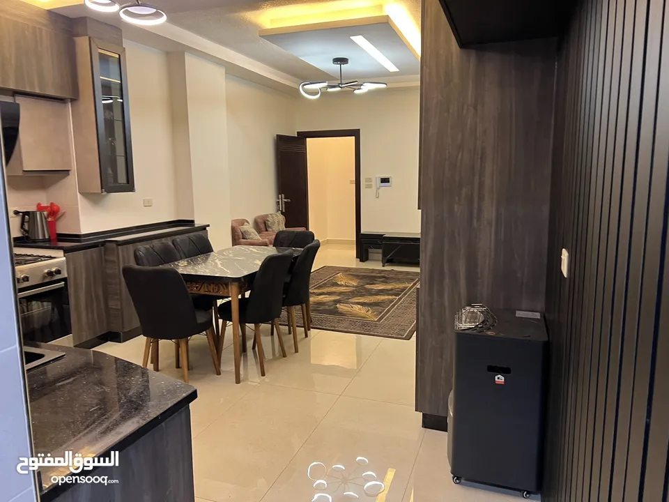 شقة +VIP مفروشة فندقية ارضية كبيرة مميزة عائلات فقط ثلاث غرف نوم وحديقة قرب دوار المدينة والشميساني
