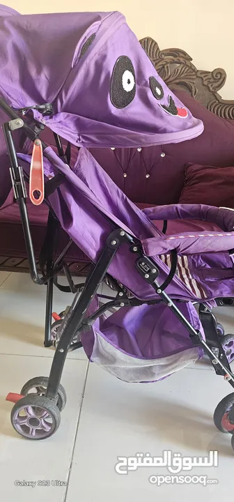 عربة اطفال لون نهدي مع شمسية وسلة سفلية لوضع الاغراض