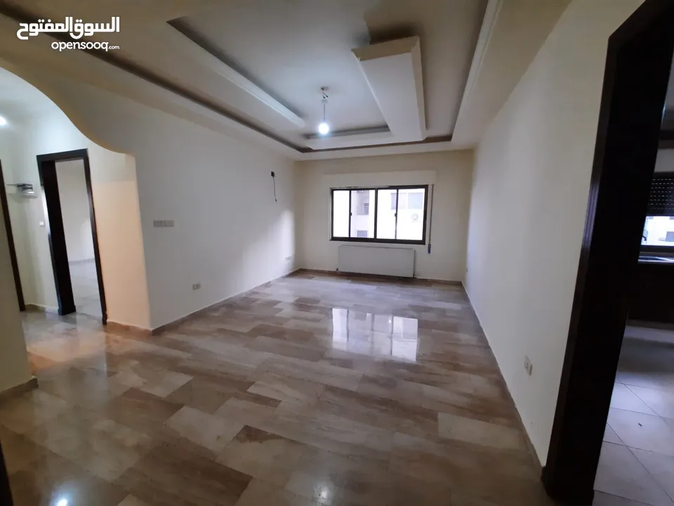 شقة  مميزة فارغة للايجار في دير غبار