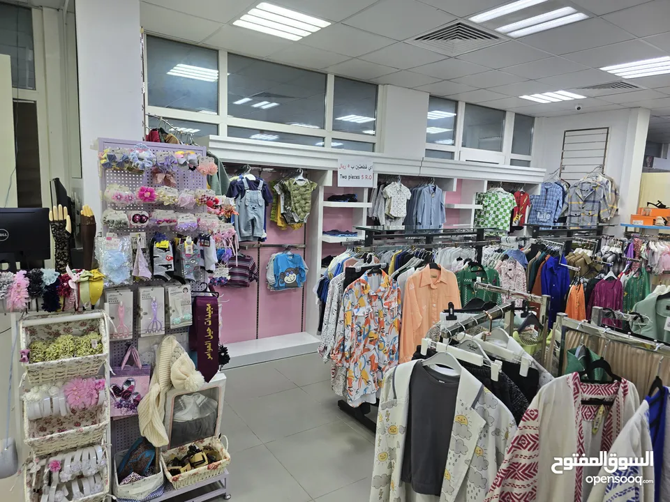 محل ملابس متكامل للبيع