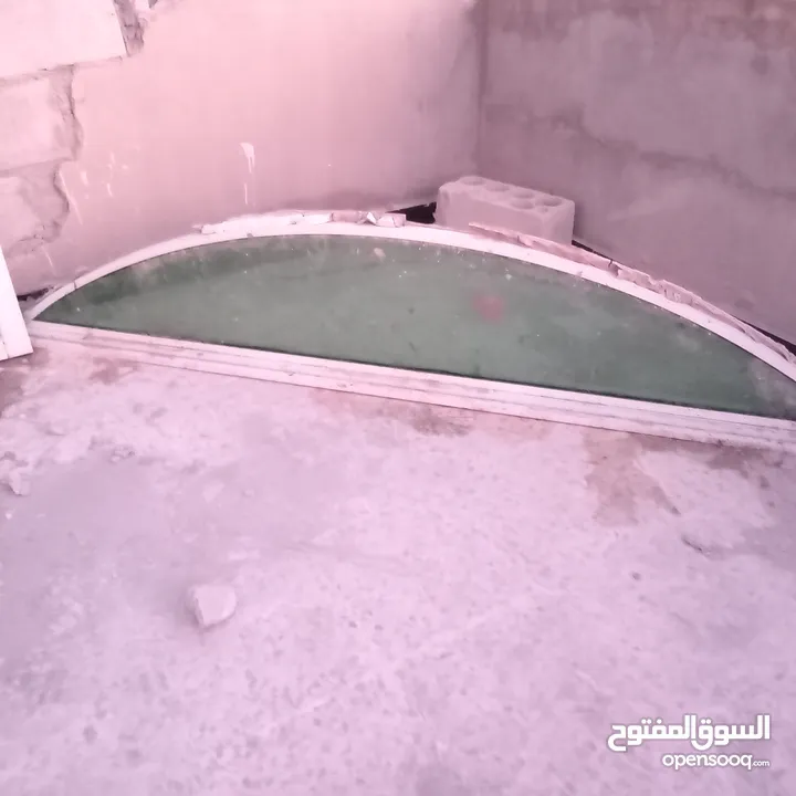 شباك متر و نص بعرض متر و نص و ارتفاع متر للبيع المستعجل