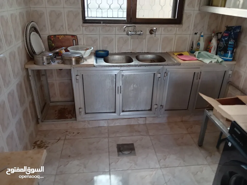 مطبخ المنيوم قديم و لكن بحالة جيده للبيع