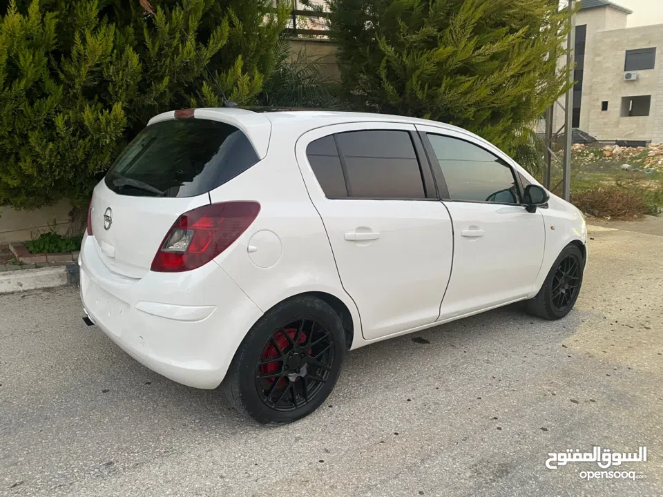 اوبل كورسا اتوماتيك. 2015. الماني. مطور 1400 بنزين. تامين وترخيص لشهر 5. جنط اسود مميز.سقف اسود. شاش