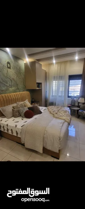 سرير king size 180x200. مع رأسية  منجد اقل نوعية قماش و فرشة تركية ممتازة و مستعملة 6 شهور.