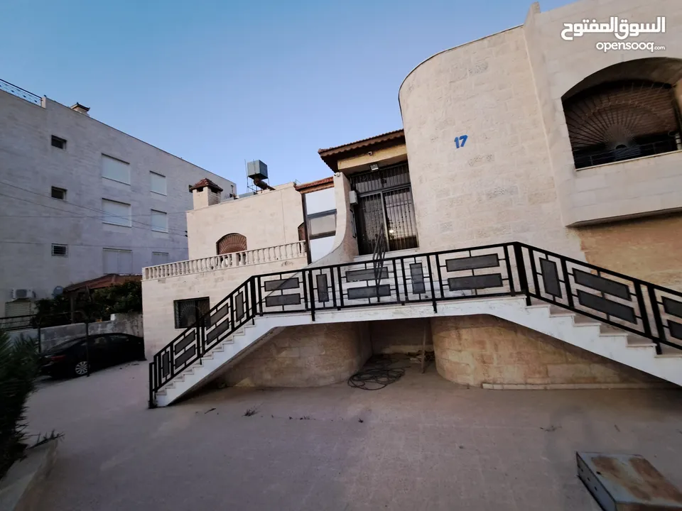 منزل مستقل للبيع الجبيهة/ دوار المنهل- للبيع المستعجل في منطقة هادئة وجيران محترمين حدائق وساحات