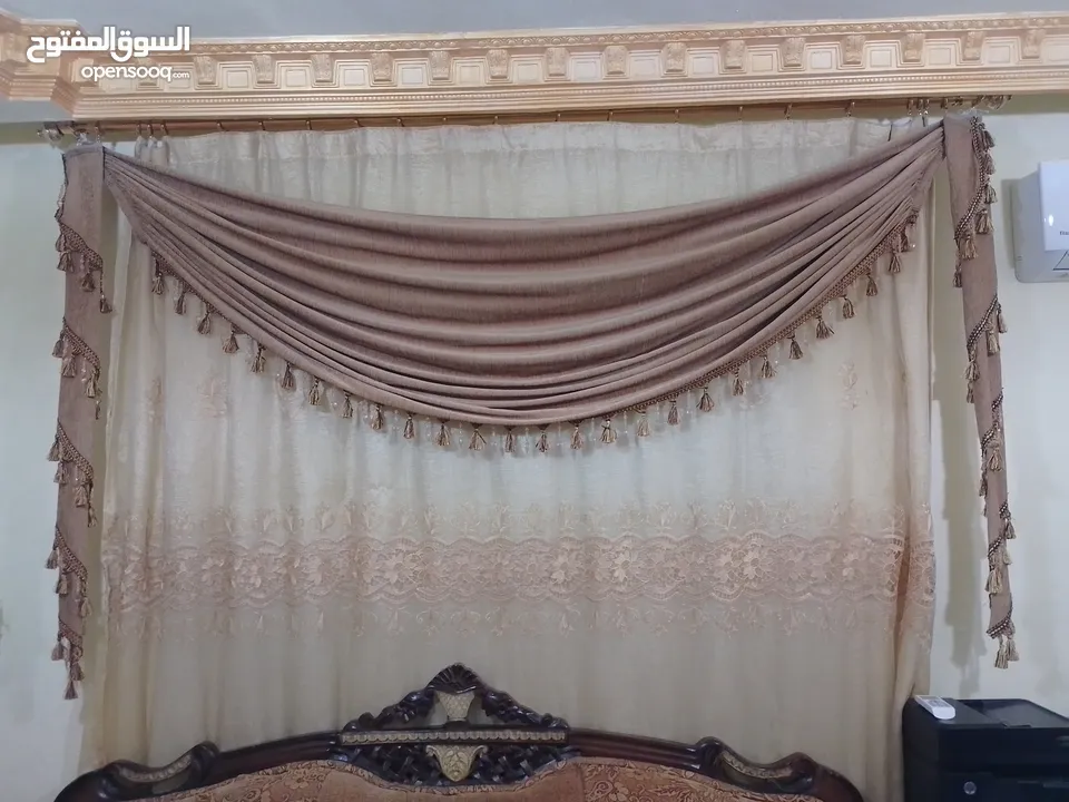 كنب وطقم طاولات وسجادة وبرادي للبيع