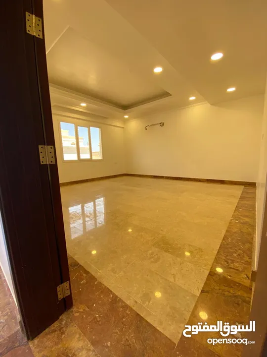 للايجار فيلا 4BHK الموقع الحيل الجنوبية  :