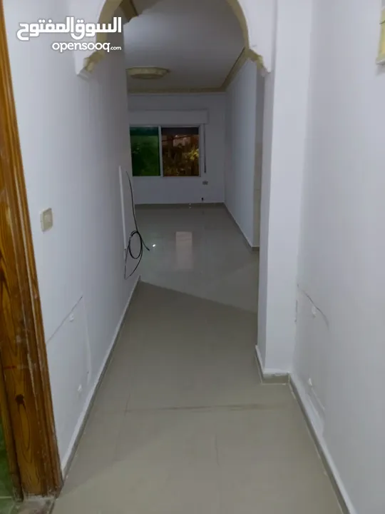 شقه سكنيه طابق اول  شمال مستشفى النجاح حي الاطباء  شمال مسجد عاليه التل من المالك مباشره