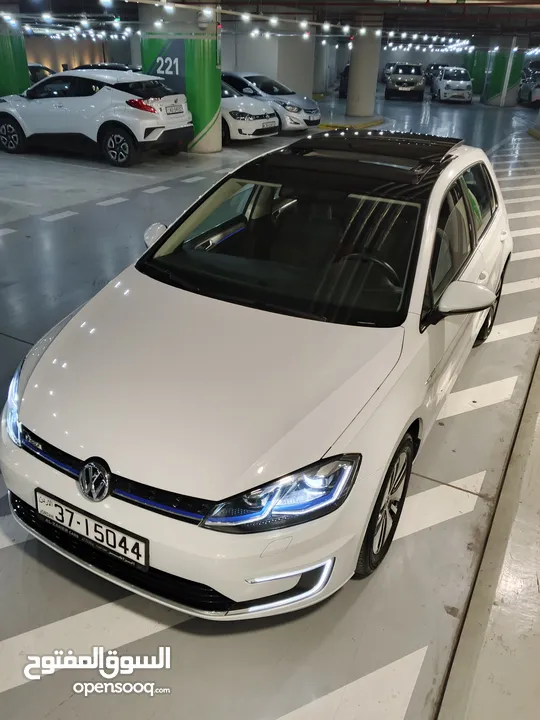 جولف فولكسفاغن E-GOLF 2020 بريميوم بحالة زيرو كهربائي كامل لون أبيض لؤلؤي بجنن