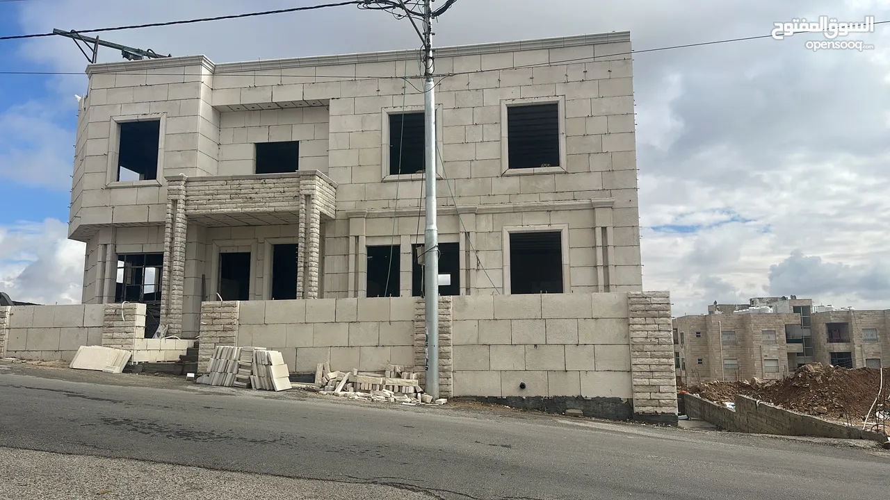 بيت بدون تشطيب