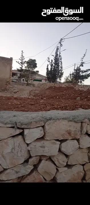 ارض مع بيت صغير في قرية الشواورة للبيع  تصنيف الف واصلها جميع الخدمات مصورة ومسكرة الارض مساحتتا 800