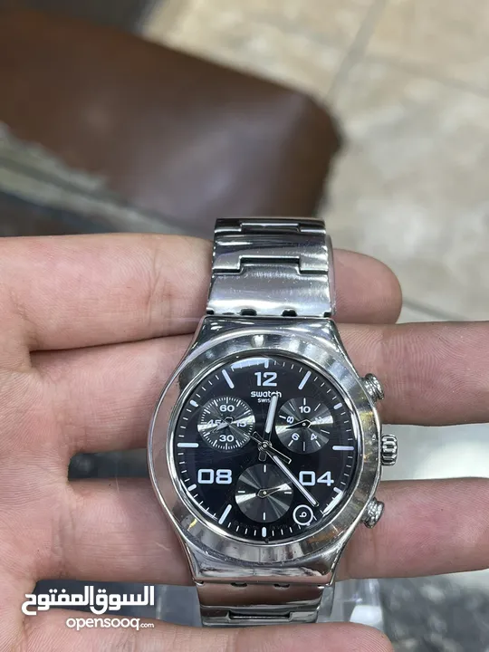 ساعة يد من ماركة Swatch السويسرية وهي معروفة بتصاميمها الأنيقة وجودتها العالية.