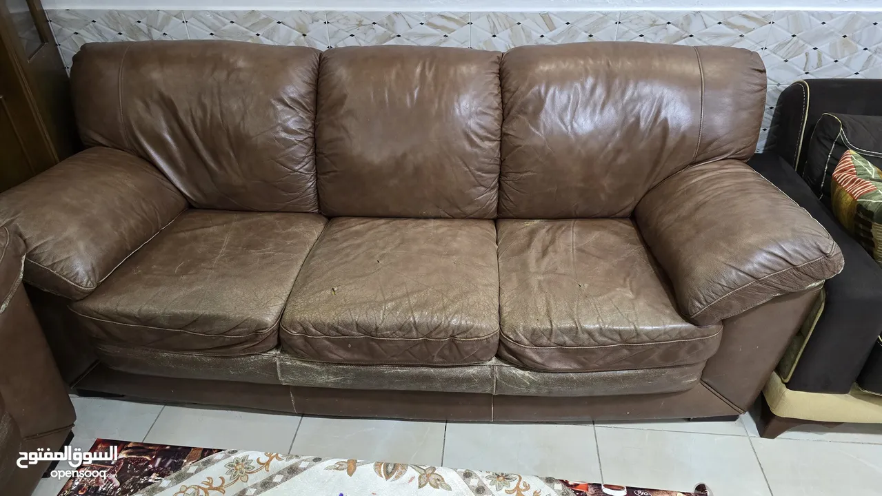 طقم كنب جلد + فضيه عدد 2 + دورسوار