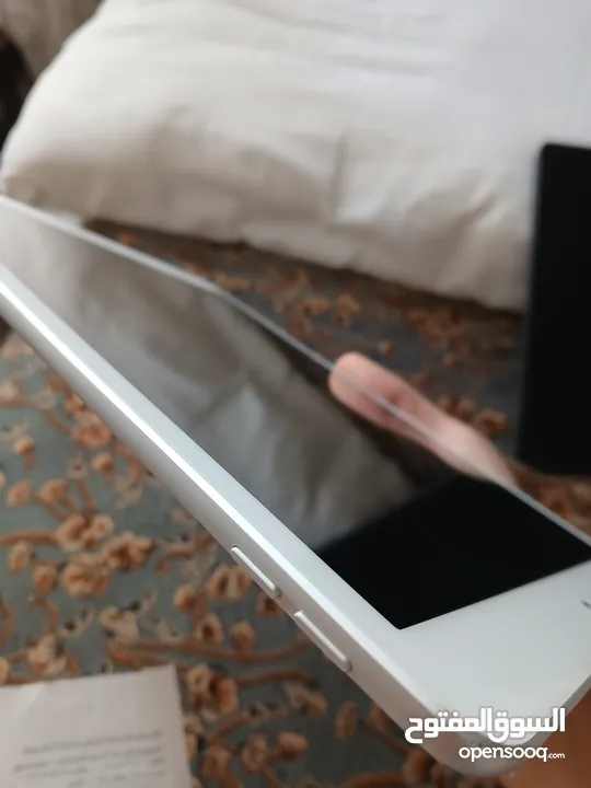 ايباد 8 مساحة 128 جيجا بايت لون سلفر فل نضافة غير مفكوك واستخدام خفيف  نوعا ما  iPad 8 128 gb