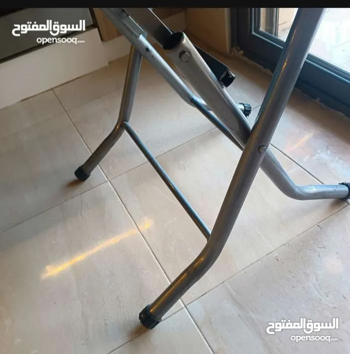طاولة بلاستيك لون بني إستعمال بسيط
