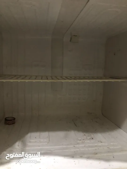 عدد 2تلاجه للبيع التلاجه البيصه يدها غاز والتانيه شغاله مافيها ولاشي للبيع المستعجل بدواعي السفر