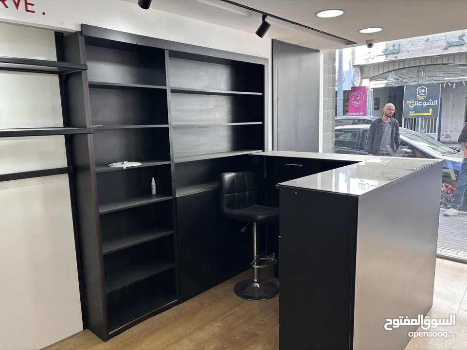 ديكور محل: رفوف ومكتب استقبال