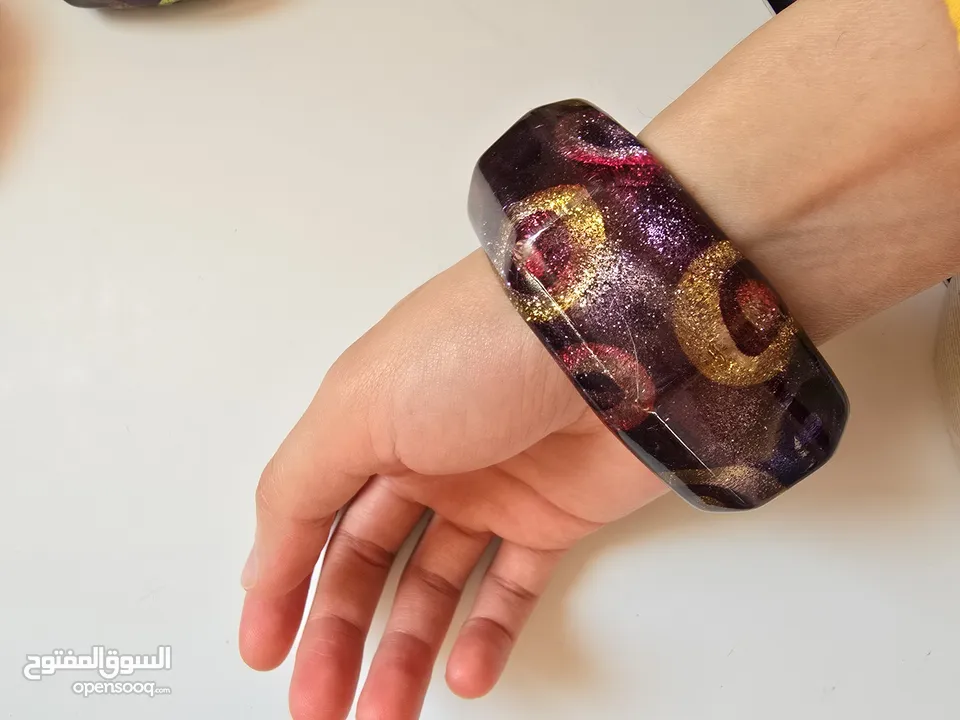اساور زجاجية ملونة جميلة كبيرة