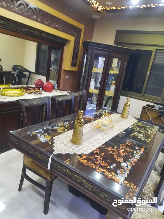 طاولة سفرة مع 8 كراسي تم تفصيله ومعها لوح زجاجي عازل للحراره