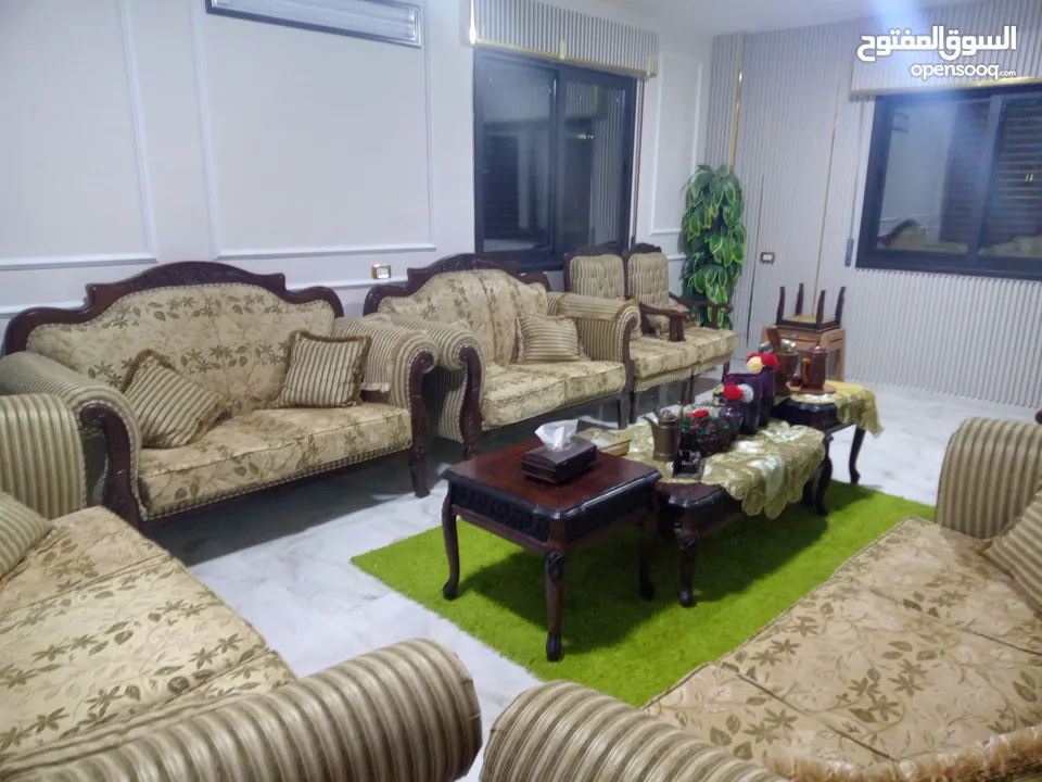 طقمين كنب 14 مقعد  مع طربيزات السعر ع الخاص  قابل للتفاوض ..