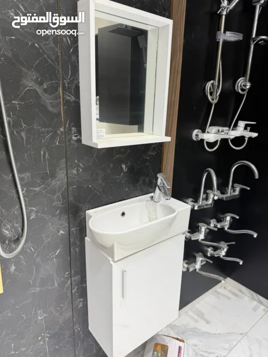 ادوات صحية مشكلة جديدة في معرض للبيع مراحض مغاسل حنفيات مجالي وسرميك مشكل للبيع كميه داخل المعرض