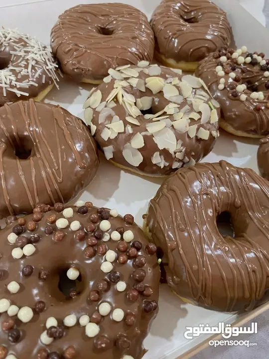 رشة سكر.. جاهز تعيش لحظات لذيذة؟ حضّرنا لك أحلى تشكيلة دونات طازجة وكريب طازج