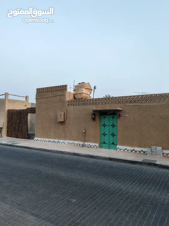 بيت عربي للبيع في عجمان موقع مميز مقابل المتحف ومحطه باص شارع قار Home for sale in ajman