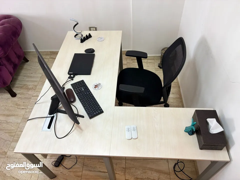 باكج مكتبي متكامل للبيع – مكتب واسع + كرسي + شاشة Samsung 27” بحالة ممتازة