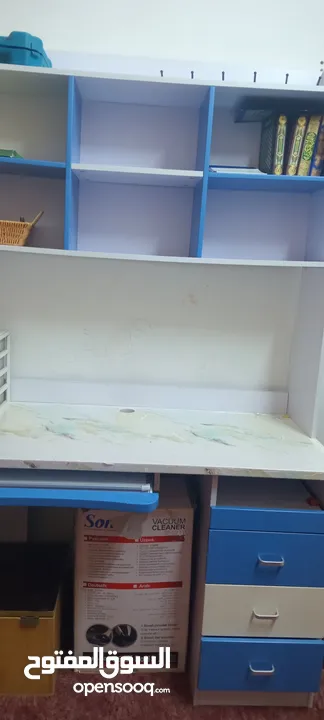 مكتب دراسه مع رأسيه و 6 رفوف وثلاث ادراج