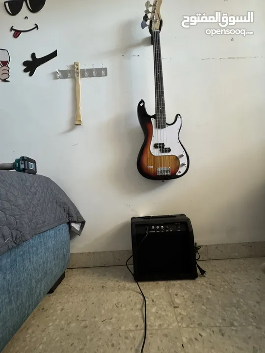 Bass guitar للبيع