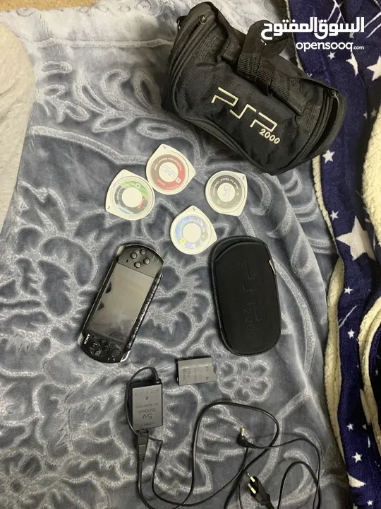 Psp اصلي مستعمل مع اربعة سيدي و حافظة اصلية و شنطة اصلية من عام 2000
