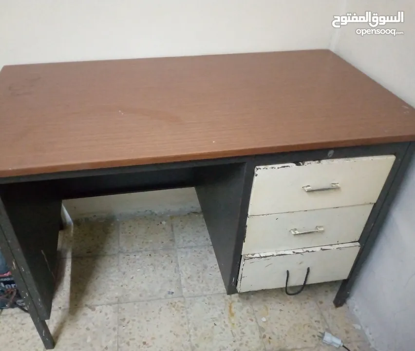 خزانة احذية ، طاولة متحركة ، مكتب حديد ، مكنسة كهرباء هيتاشي
