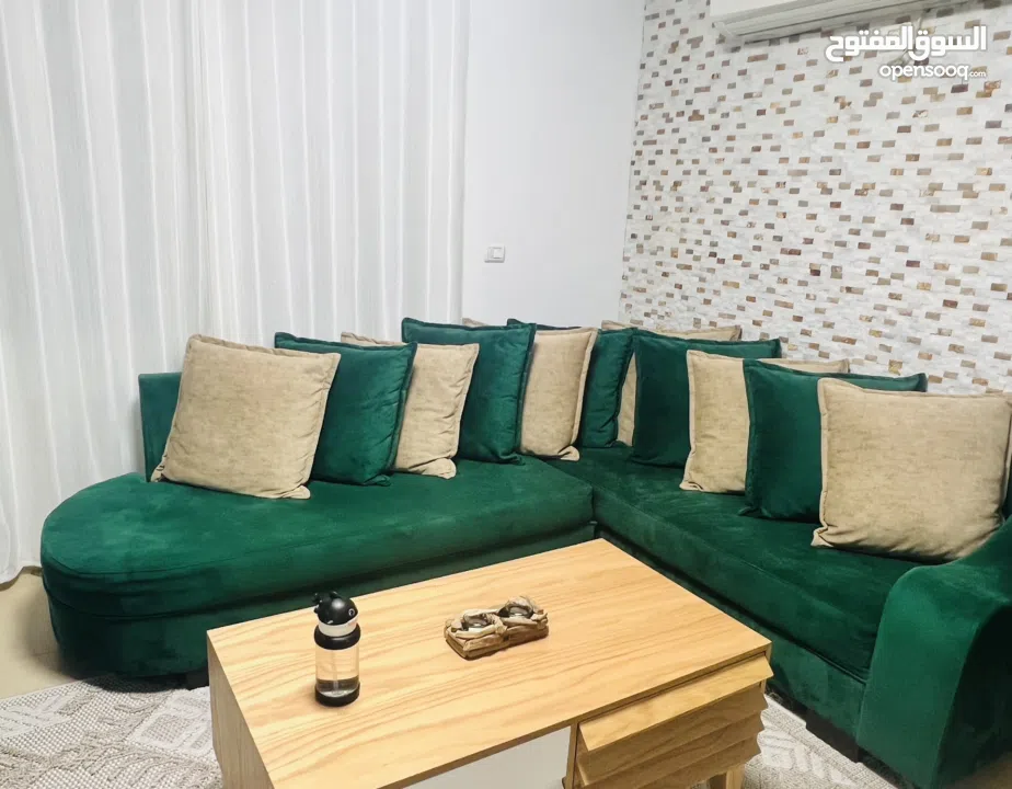 طقم زاويه تفصيل محلي شبه جديد غبره فش عليه معاه 11 محده كبار قياس 6 متر 3*2 مريح جدا وخشب ثقيل